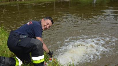 Bild: jr
Kommandant Stefan Kreuzer koordinierte den Großeinsatz am Wochenende. Hier lässt er gerade die letzten Liter Wasser in den Badeweiher ein.