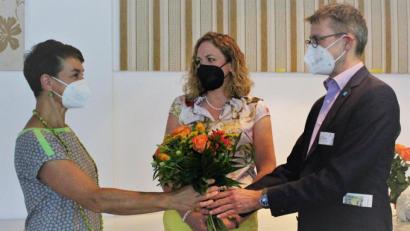 Bild: Dagmar Williamson
Chefarzt Dr. Matthias Hipp (rechts) überreichte ein Dankeschön an Künstlerin und Kunsttherapeutin Michaela Peter sowie die Koordinatorin der Integrativen Onkologie, Doris Kölbl (Mitte).