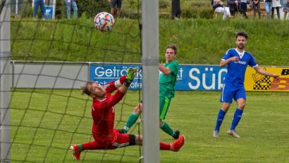 Bild: Guenter Uschold
An diesem Tag war Christoph Gietl (rechts) nicht aufzuhalten. Hier erzielt er das 2:0 für seinen SV Schwarzhofen gegen Ovi-Teunz. Am Ende gewann der SVS mit 4:1. Alle vier Tore gingen auf das Konto von Torjäger Gietl.