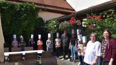 Bild: opp
Chefköchin Eva Urbanek (Zweite von rechts) zusammen mit den Küchenhelden.