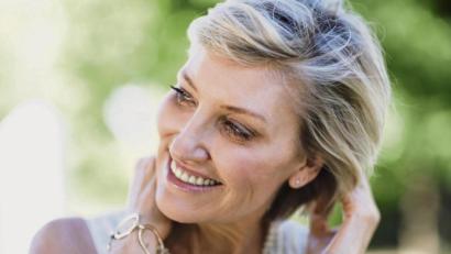 Symbolbild:  Zerocreatives/Westend61/dpa
Im Alter werden die Haare meist spröde und verlieren an Glanz und Kraft. Die richtige Ernährung und Pflege können hier oft viel bewirken.