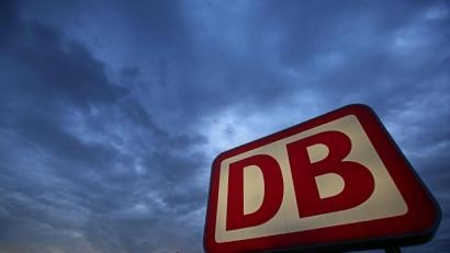 Symbolbild: Oliver Berg/dpa
Das Logo der Deutschen Bahn.