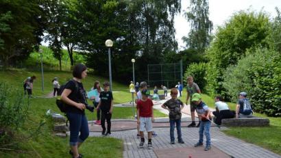 Bild: gi
29 Kinder nahmen am Minigolf-Turnier des OWV Moosbach teil. Aufgeteilt in Gruppen dem Alter entsprechend wurde gespielt und die Sieger jeder Gruppe ausgezeichnet.