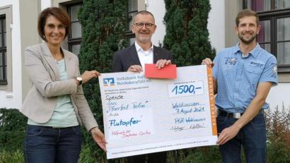 Bild: Pfarrgemeinderat Waldsassen/exb
Bei der Übergabe des symbolischen Spendenschecks vorm Pfarrhof am Basilikaplatz Waldsassen, von links Zweite Pfarrgemeinderatssprecherin Sabine Ernstberger, Stadtpfarrer Dr. Thomas Vogl und Pfarrgemeinderatssprecher Andreas Grillmeier.