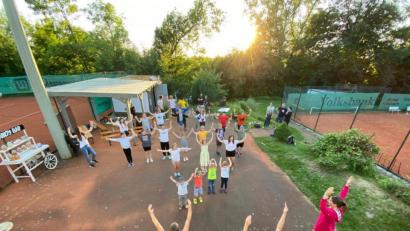 Bild: Marcel Wollmann/exb
Die Sommernachtsparty der DJK-Tennisabteilung war ein voller