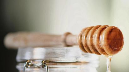 Symbolbild:  Franziska Gabbert/dpa
Wie sich ein Honig mit der Zeit entwickelt, lässt sich beim Kauf kaum absehen. Bei Akazienhonig dauert es rund drei Jahre, bis man erste Kristalle sichten kann.