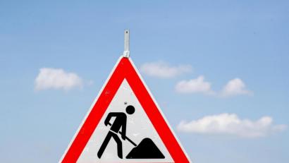 Symbolbild: Jan Woitas/dpa
Vom 10. bis 20. August ist die Straße zwischen Reuth bei Erbendorf und Thumsenreuth wegen Sanierungsmaßnahmen für den Verkehr gesperrt.