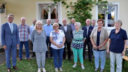 Bild: tsp
Der alte und neue Vorstand mit Vorsitzender Marianne Stangl (Vierte von links) und Bürgermeister Franz Stahl (links). Peter Stahl, Ralph Möstl und Patricia Fellner waren verhindert.