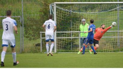 Bild: brü
Ein Stürmer mit ungewohnten Fähigkeiten: Johannes Pötzl (rechts) musste beim Gastspiel in Raigering das Gehäuse des SV Etzenricht hüten, weil beide etatmäßigen Keeper verletzt ausgefallen waren.