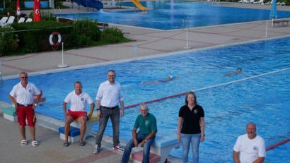 Bild: flm
Zum Pressefoto haben sich die Verantwortlichen von Wasserwacht und Jugendrotkreuz im Mitterteicher Freibad versammelt. Von links: Harald und Stefan Pelz von der Wasserwacht Mitterteich, stellvertretender Kreisgeschäftsführer Sven Lehner, Bruno Kraus vom JRK-Kreisausschuss, stellvertretende Leiterin der Jugendarbeit Birgit Schneider und Kreiswasserwachtsleiter Thomas Mauersberger.