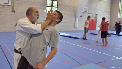 Bild: dob
Lehrreiche Handgriffe erlernten die Mittelschüler unter anderem von Josef Pflaum (links) vom TV-Dojo Vohenstrauß. Diese Kooperation lohnte sich für die Schüler in jedem Fall.
