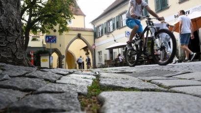 Bild: Gabi Schönberger
Weiden will das Thema Barrierefreiheit in der Innenstadt angehen. Die Stadt liefert damit einen von vier Gründen, warum sie aus einem bayerischen Sonderfonds fast zwei Millionen Euro Förderung erhält.