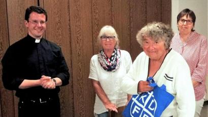 Bild: R. Kreuzer
Freuen sich über Zuwachs beim Frauenbund: Pfarrer Stephan Rödel (von links), Andrea Meiler, Neumitglied Rita Kreuzer und Vorsitzende Regina Völkl.