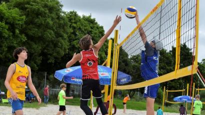 Archivbild: Hubert Ziegler
Sebastian Helm (links) vom VC Amberg und Mika Takano (TSV Grafing, am Netz) holten bei der bayerischen Beachvolleyballmeisterschaft der U14 Silber.