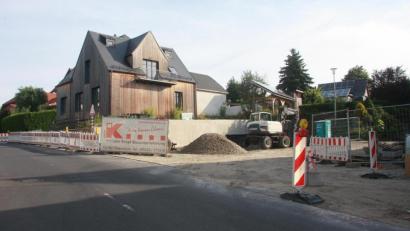 Bild: wro
Die Ortsmitte in Fuchsmühl ist wegen der Sanierung des Mehrzweckplatzes Ost derzeit eine Baustelle. Eingebunden in den ersten Bauabschnitt war auch der Plan, dort die Bushaltestelle einzubinden. Die Idee wird jetzt doch nicht realisiert.