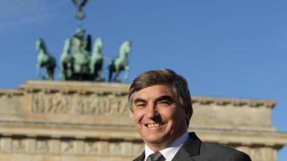 Bild: Alexander Vetter/exb
Karl Holmeier sagt auch vor dem Brandenburger Tor in Berlin lieber "Grüß Gott" als "Guten Tag".