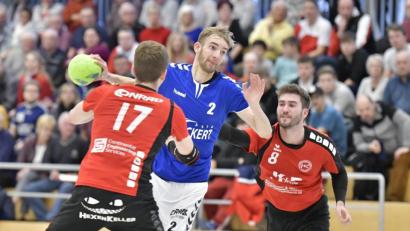 Bild: Hubert Ziegler
Mit 33:25 gewann die SG Auerbach/Pegnitz (in der Mitte Martin Bauer) Anfang 2020 das Heimspiel gegen den HC Sulzbach (links Markus Plößl, rechts Jonas Rohrbach). Das Nachbarduell gibt es in der neuen Saison nicht.