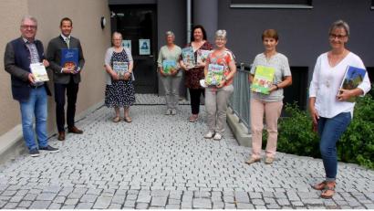 Bild: wro
Das Treffen fand in und vor der Gemeindebücherei statt. Im Bild (von links) Bürgermeister Toni Dutz und Abgeordneter Albert Rupprecht zusammen mit dem Büchereiteam: Edeltraud Konz, Büchereileiterin Anette Philipp, Margot Konz, Doris Ulmer, Waltraud Weber und Anita Weber-Tretter.