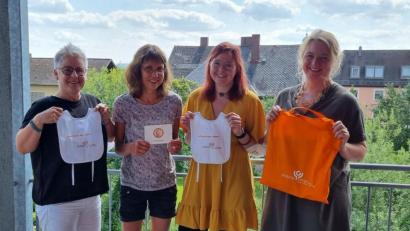 Bild: Sieglinde Biller/Donum Vitae/exb 
Ute Schieder (Leiterin der Beratungsstelle), Michaela Mußemann (Bevollmächtigte), Franziska Seidl (Vorstandsmitglied des Fördervereins) und Stephanie Bogner (Schwangerenberaterin) zeigen, was in den orangefarbenen Stoffbeuteln von Donum Vitae steckt.