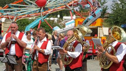 Archivbild: nm
Musikalische Highlights dürfen beim Kirchweihprogramm nicht fehlen. Auch nicht im Pandemiejahr 2021. Am Sonntag kümmert sich die "Blaskapell'n Flossenbürg" um den guten Ton auf dem Ortsplatz.