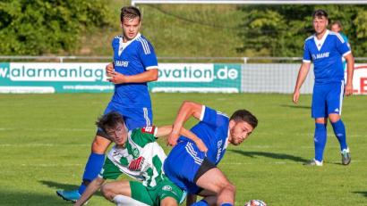 Bild: Guenter Uschold
Die Spieler des SV Schwarzhofen (blaue Trikots) hielten die Partie gegen den SV Schalding-Heining lange Zeit offen, um dann doch den Kürzeren zu ziehen.