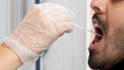 Symbolbild: Kay Nietfeld/dpa
Ein Patient lässt vor einer Arztpraxis einen Abstrich für einen Corona-Test machen.