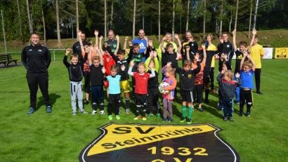 Bild: jr
Gute Laune herrschte auf dem Fußballgelände des SV Steinmühle. 19 Kinder kamen zum Schnuppertraining im Rahmen des Ferienprogramms. Im Mittelpunkt des gut einstündigen Trainings stand der Ball und vor allem der Spaß, so Jugendleiter Christian Hecht (links).
