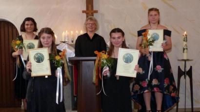 Bild: hme
Jasmin Platow, Vanessa Schmidt, Angelina Kimmich und Mandy Kienert (von links) feierten Konfirmation. In der Bildmitte Religionspädagogin Gabi Mehlan.