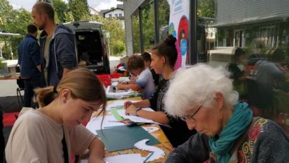 Bild: fphs
Jung und Alt bei der Juku-Aktion „Kunst als Fremdsprache“ in Marktredwitz.