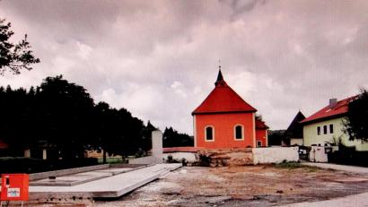 Bild: ds
Die Dorferneuerungen sind ein Investitionsschwerpunkt im Haushalt 2021. Auf dem neuen Dorfplatz in Kirchenreinbach ist schon das Fundament für den Pavillon angelegt. Rechts davon soll Platz geschaffen werden für Zusammenkünfte der Dorfbewohner, bei Bedarf auch für ein Festzelt.