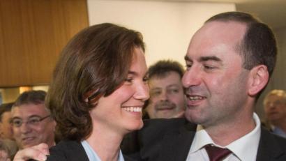 Bild: Armin Weigel
Tanja Schweiger (Freie Wähler) steht am 30.03.2014 in Regensburg (Bayern) neben ihrem Lebensgefährten, dem Vorsitzende der Freien Wähler Hubert Aiwanger. Schweiger ist die neue Landrätin in Regensburg.