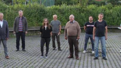 Bild: ral
Ägidius Viehauser (rechts) steht nun an der Spitze der Jagdgenossenschaft Rottendorf. Unser Bild zeigt ihn zusammen mit (von links) Viktoria Schmalhofer (Untere Jagdbehörde), Bürgermeister Josef Deichl, Ludwig Eckl (Beisitzer, Kassier), Katharina Busch (Untere Jagdbehörde) Richard Götz (Kassenprüfer), Dr. Peter Schulz (Jagdpächter), Michael Schönberger (Beisitzer), Andreas Heinrich (zweiter Jagdvorsteher) und Alexander Rauch (Schriftführer).