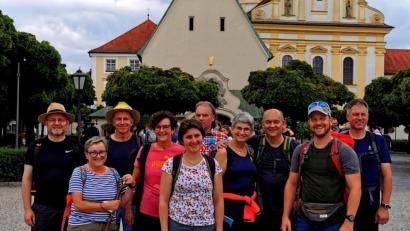 Bild: Sebastian Birzer
Dankbar und glücklich ist die Pilgergruppe aus Amberg und Umgebung an der Gnadenkapelle in Altötting angekommen, wo sie einen Dankgottesdienst feierte. Alle Teilnehmer sind zweifach geimpft.