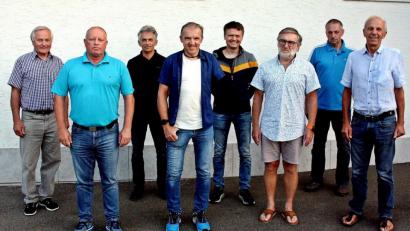 Bild: zer
Der neue Vorstand mit Hubert Schuller, Wolfgang Lang, Hermann Schlosser, Wolfgang Stöckl, Markus Schuller, Peter Rauch und Michael Ertl mit Ehrenbeirat Robert Spickenreuther (von links) .