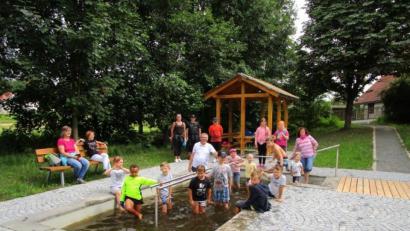 Bild: roh
Die Kinder haben die feucht-fröhliche Unterhaltung am und im neuen Kneipp-Becken in Friedenfels genossen.