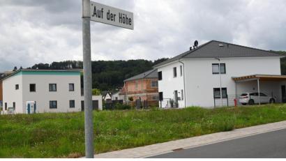 Bild: gf
Die weitere Ausweisung von Neubaugebieten, hier der fast schon vollständig bebaute Bereich Auf der Höhe in Witzlhof, sieht Bürgermeister Hermann Böhm gefährdet, wenn sich die wirtschaftliche Entwicklung auf den Ballungsraum Nürnberg konzentriert und ländliche Regionen wie der Landkreis Amberg-Sulzbach in diese Entwicklung nicht einbezogen werden.