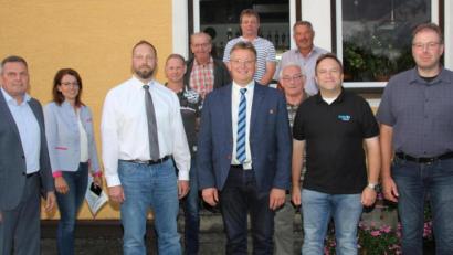 Bild: frd
Adolf Hammer (vorne, Mitte) steht als Vorsitzender weiter an der Spitze des CSU-Ortsverbandes Teunz. Zur Wahl gratulierten Bürgermeister Norbert Eckl und Bundestagskandidatin Martina Englhardt-Kopf (von links).