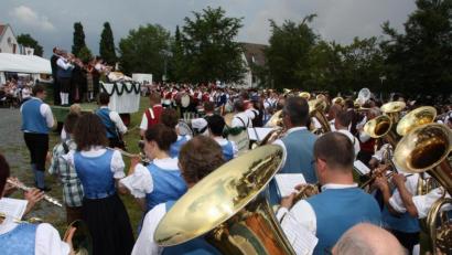 Bild: adj
Erinnerungen werden wach. Elf Kapellen spielten zum 25. Geburtstag der Jugendblaskapelle Parkstein bei einem Kreismusikfest auf. Zum 30-Jährigen plant die Kapelle nur eine musikalische Tour durch Parkstein.