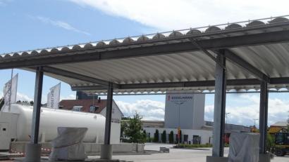 Bild: Houschka
Die Bauarbeiten sind unterdessen weit fortgeschritten: Vor den Werkstoren des Unternehmens Godelmann in Högling entsteht eine Gastankstelle für Schwerlastfahrzeuge.