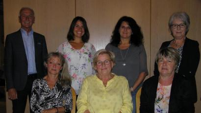 Bild: öt
Erni Bühl (sitzend von links), Isolde Sacher und Ingrid Heinl bleiben gleichberechtigte Vorsitzende des TuS Neusorg. Bürgermeister Peter König (stehend von links) gratulierte ihnen sowie Jugendleiterin Daniela Panzer, Schriftführerin Beate Schmucker und der Beauftragten für Geselligkeit Maria Schenkl.