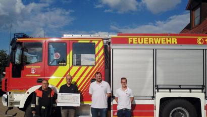 Bild: Feuerwehr Kirchenthumbach/exb
Feuerwehr Kommandant Torsten Goss (links) und BRK-Bereitschaftsleiter Christian Lenk (Zweiter von rechts) und Kevin Goss (rechts) bedanken sich bei Frank Landgraf (Zweiter von links) für die Spende.