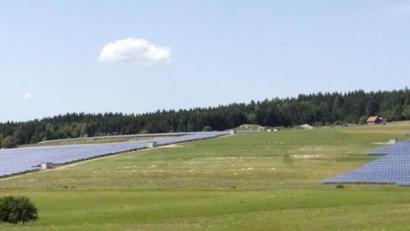 Bild: ZENO/exb
Die derzeit noch offene Grünfläche zwischen den Modulen und rechts daneben wird demnächst voll belegt sein. Die dann erzeugten fast 10 Megawatt Solarstrom reichen aus, um 2000 Vier-Personen-Haushalte zu versorgen.