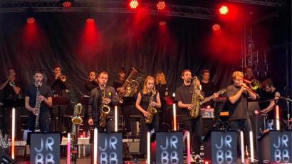 Bild: Wilhelm Amann
Auftakt zum Festival auf der Gewerbepark-Piazza in Regensburg: Die "Jazzrausch Bigband" begeistert ihr Publikum.