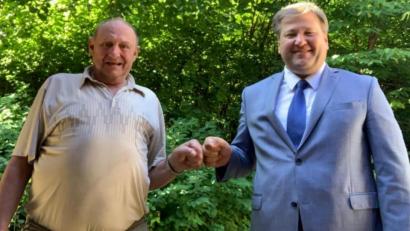 Bild: Nadja Jarosch/exb
Bürgermeister Stefan Braun (links) gratuliert Paul Weigl zum 80. Geburtstag.