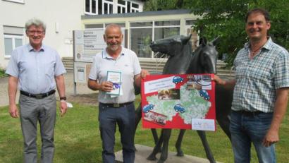 Bild: exb
Behördenleiter Wolfgang Wenisch (links) und Personalratsmitglied Robert Müller (rechts) verabschiedeten Manfred Zintl in den Ruhestand.