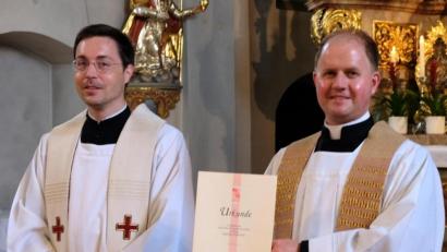 Bild: mab
Aus den Händen von Diözesan-Präses Stefan Rödl (links) nahm der neue Präses des Kreisverbandes Schwandorf, Pfarrer Stefan Wagner (Neunburg vorm Wald) die Ernennungsurkunde entgegen.