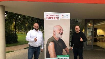Bild: ak
Christian Meyer vom Mobilen Impfteam und Bürgermeister Christian Porsch (von links) sind überaus zufrieden mit der Impfaktion.