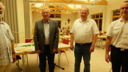 Bild: ohr
Pfarrer Heinrich Rosner (links) und Dekanatsmusiker Michael Koch (Zweiter von rechts) würdigten bei einer Feier im Pfarrheim Stulln den Idealismus und die Liebe von Heinz Prokisch (Zweiter von links) zur Kirchenmusik. Roland Lebrecht (rechts) tritt in die Fußstapfen Prokischs.