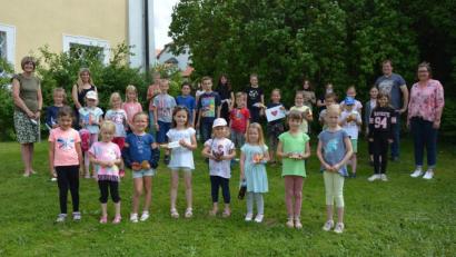 Bild: jr
Großartig besucht waren am Dienstagnachmittag zwei Kindermosaikkurse im Pfarr- und Jugendheim, wozu der örtliche Kinderchor eingeladen hatte. Unter der künstlerischen Leitung von Kerstin Rumswinkel (links) bastelten die Kinder in Eigenregie selbst gestaltete Kunstwerke, die sie dann mit nach Hause nehmen durften. Mit dabei waren Michaela Teubner (2.von links) und Michaela Burger (rechts) vom Leonberger Kinderchor, sowie Jugendbeauftragter Martin Teubner (Zweiter von rechts).