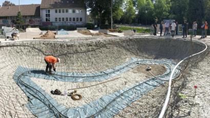 Bild: Gabi Schönberger
Der Pool (eine Art Halfpipe) ist das Highlight an der neuen Skateranlage am Jugendzentrum in Weiden.